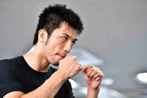 練習を再開した村田は険しい表情でシャドーボクシングに臨む（撮影・小沢裕）