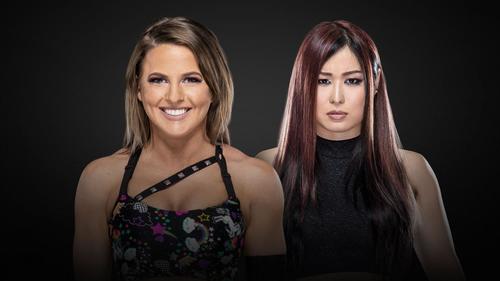 8月10日のNXTテイクオーバー大会でレラエ（左）と対戦する「黒い」紫雷イオ（C）2019WWE，Inc．AllRightsReserved