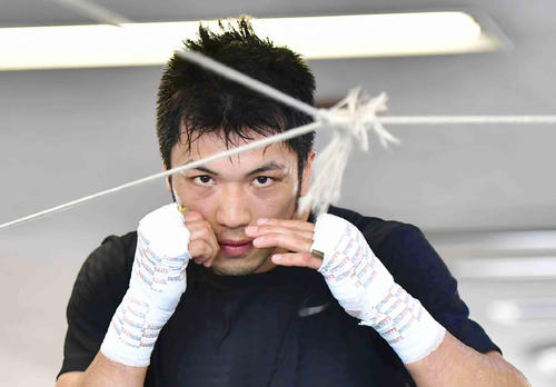練習を再開した村田はリングを交差するロープに鋭い視線を向けながらシャドーボクシングに臨む（撮影・小沢裕）