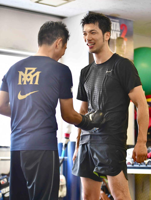 練習を再開した村田は笑顔を見せながら田中トレーナー（左）からボディーの乱れ打ちを受ける（撮影・小沢裕）