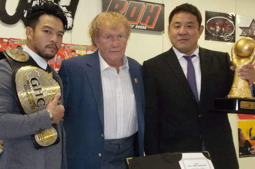 GHCヘビー級選手権の調印式に参加した、左から王者KENTA、ハーリー・レイスGHCタイトル管理委員長、挑戦者の永田（2013年12月6日撮影）