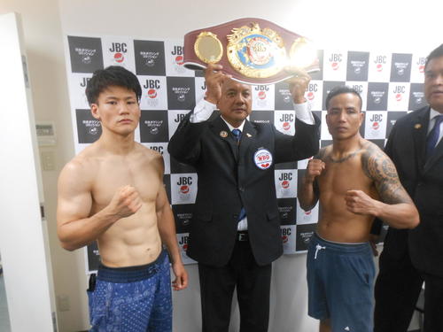 再起戦で王座返り咲きを狙う井上岳志（左）と対戦相手のコムサン・ポンセーン