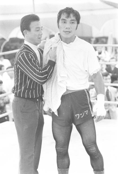 輪島公一（右）と三迫仁志会長（1972年9月29日撮影）