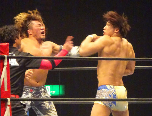激しい張り手合戦を演じる棚橋弘至（左）と飯伏幸太（撮影・加藤裕一）