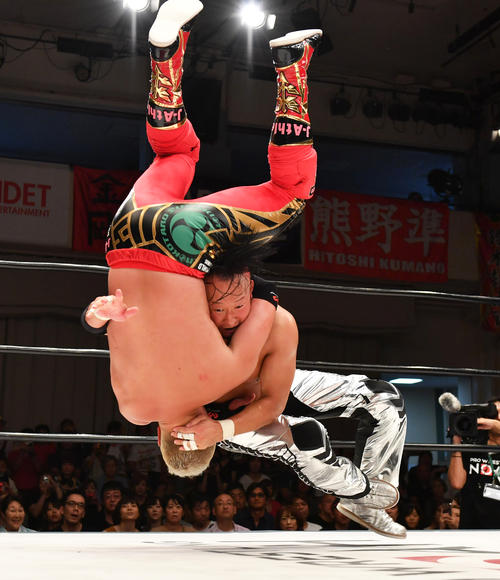 丸藤正道（右）は鈴木鼓太郎にエメラルド・フロウジョンを決める（撮影・柴田隆二）