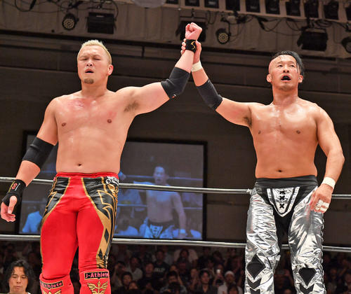 勝利した丸藤正道（右）は鈴木鼓太郎の腕を上げる（撮影・柴田隆二）