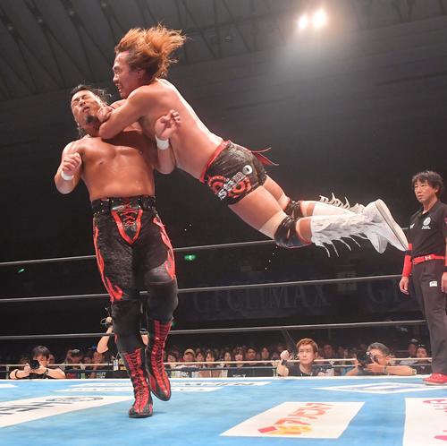 鷹木信悟（左）にひじ打ちを見舞う内藤哲也（撮影・上田博志）