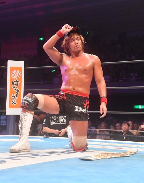 鷹木信悟に勝利しポーズを決める内藤哲也（撮影・上田博志）