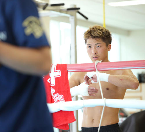 スパーリングを終えリングを見つめる井上尚（撮影・河田真司）