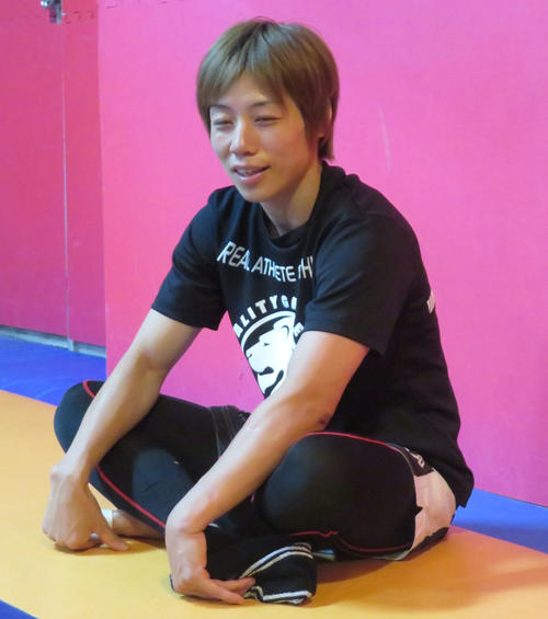 18日のアム戦に向けて意気込みを口にするRIZIN女子スーパーアトム級王者浜崎朱加