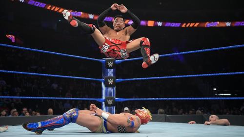 カリスト（下）にダイビング・セントーンを狙う戸沢(C)2019WWE，Inc．AllRightsReserved