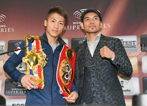 19年5月、決勝で対戦するノニト・ドネア（右）と記念撮影する井上尚弥