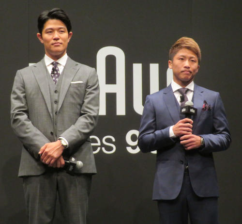 俳優の鈴木亮平（左）とともに小型家電ブランド「ブラウン」の新製品シェーバー発表会見に出席した井上尚弥