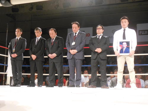 三迫仁志氏の追悼10カウントゴングが鳴らされた。左から3人目が輪島功一氏、長男の三迫貴志会長、友利正氏