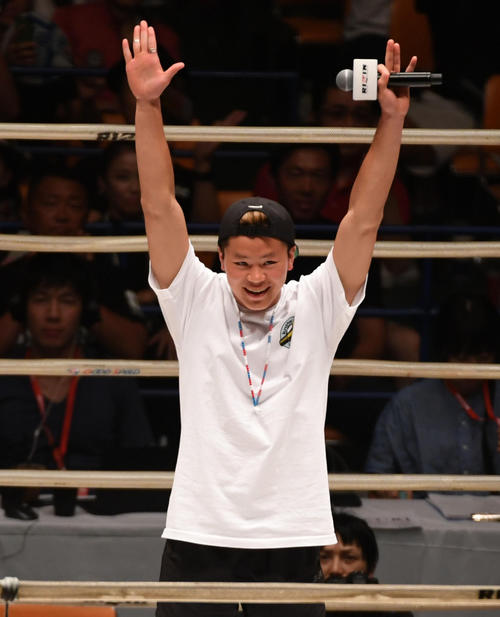 誕生日にファンにあいさつする那須川天心（撮影・前岡正明）