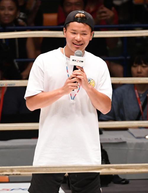 誕生日にファンにあいさつする那須川天心（撮影・前岡正明）