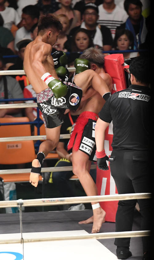 RIZIN18　2R、桜井宇宙（右）を攻める堀尾竜司（撮影・前岡正明）