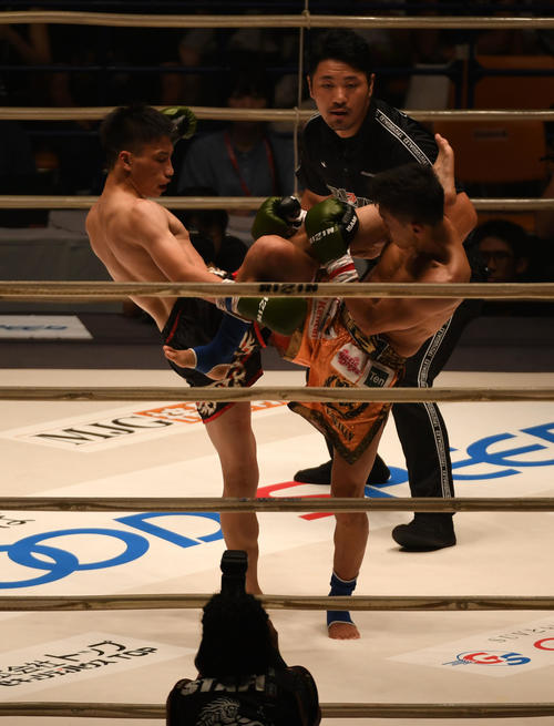 瀧谷渉太対大崎一貴　2R、瀧谷渉太（右）を攻める大崎一貴（撮影・前岡正明）