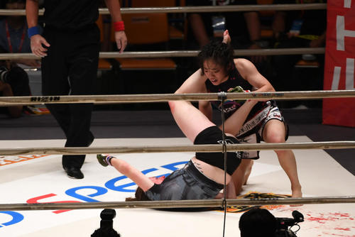 3R、タバサ・ワトキンズ（左）を攻めるあい（撮影・前岡正明）