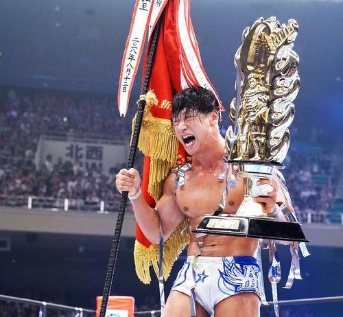 ホワイトに勝利しG1クライマックス優勝を決めた飯伏は優勝旗とトロフィーを手に、雄たけびを上げる（撮影・河田真司）