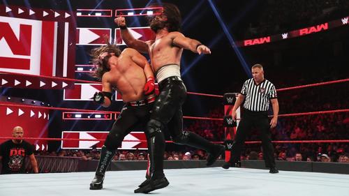 US王者AJスタイルズ（左）にエルボーを打ち込むユニバーサル王者ロリンズ（C）2019 WWE, Inc. All Rights Reserved.
