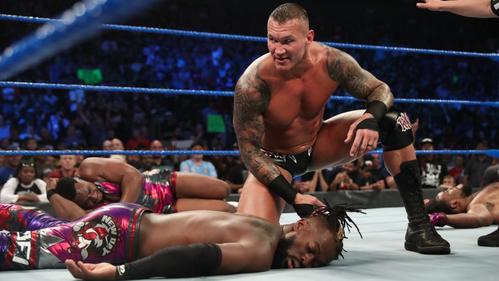 WWEヘビー級王者キングストン（手前下）らをRKOで沈めたオートン（C）2019 WWE, Inc. All Rights Reserved