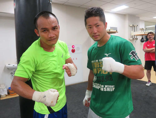 東洋太平洋スーパーフライ級王座決定戦で対戦したヘラルド（左）を練習パートナーに招いたWBC世界バンタム級暫定王者井上拓真