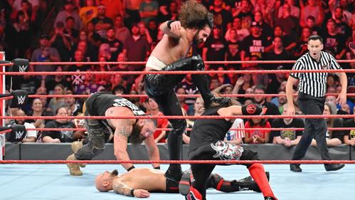 乱入するAJスタイルズ（手前右）にカーブ・ストンプを決めるロリンズ（中央）（C)2019WWE,Inc.AllRightsReserved