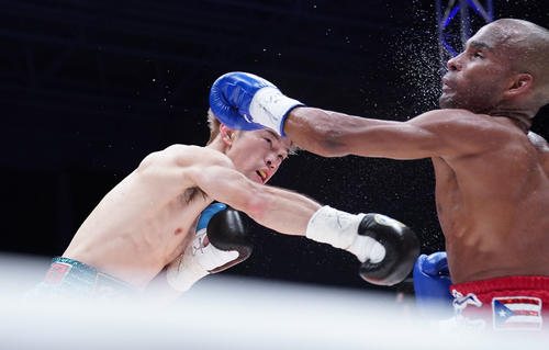 WBO世界フライ級タイトルマッチ　6R、ジョナサン・ゴンサレス（右）にパンチを放つ田中恒成（左）（撮影・森本幸一）