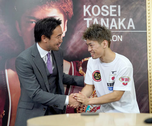 試合後、山中慎介氏（左）から祝福を受ける田中（撮影・森本幸一）