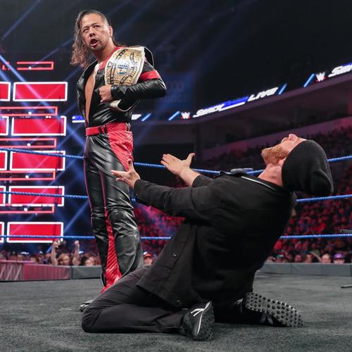 サミ・ゼイン（左）と電撃合体したWWEインターコンチネンタル王者中邑真輔（C）2019WWE,Inc.AllRightsReserved