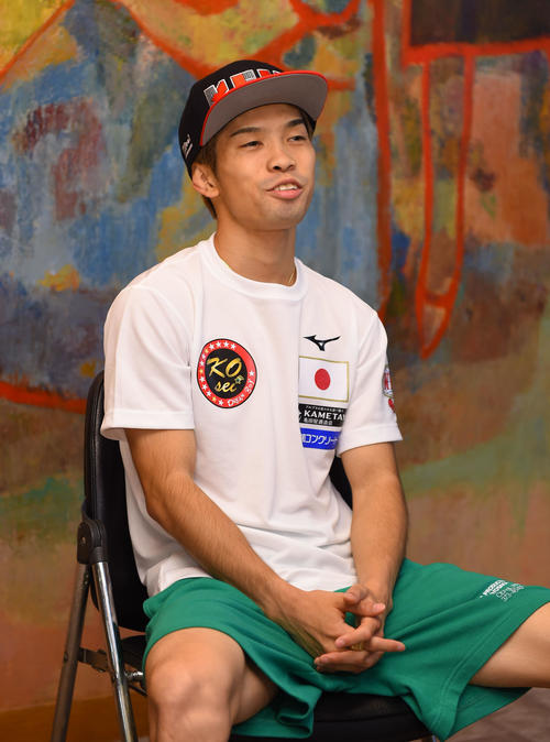WBO世界フライ級タイトルマッチ予備検診　検診を終え、取材に応える王者・田中恒成（撮影・森本幸一）