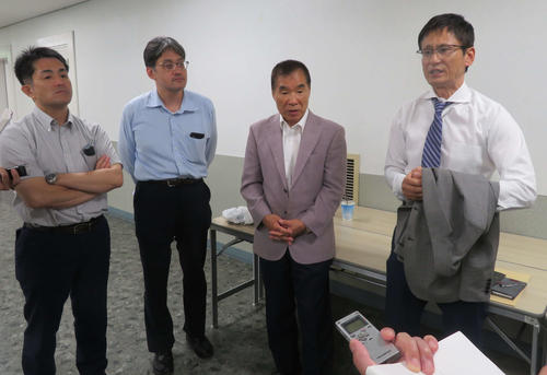 取材に応じる日本プロボクシング協会幹部。左から新田事務局長、林副事務局長、花形会長。右端は日本ボクシングコミッション安河内事務局長