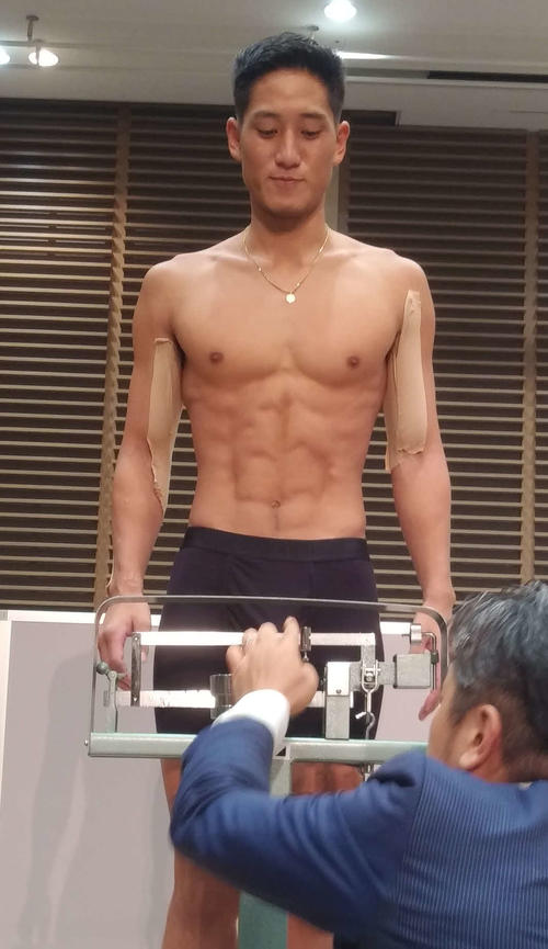 不安そうな顔で再計量に望む林健太（撮影・吉池彰）