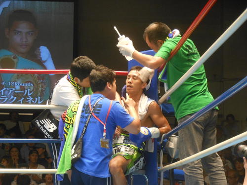 インタバルでコーナーに戻った粉川拓也