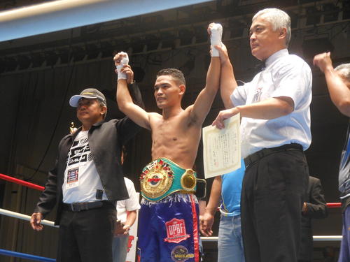 日本人に3戦全勝でV2を飾ったジェイアール・ラクイネル（中央）