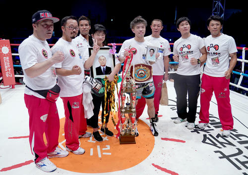 WBO世界フライ級タイトルマッチ　祖父の遺影を手に勝利しチームで記念撮影をする田中恒成（撮影・森本幸一）