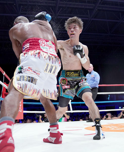 WBO世界フライ級タイトルマッチ　7R、ジョナサン・ゴンサレス（左）にパンチを放つ田中恒成（右）（撮影・森本幸一）