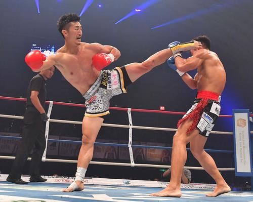 平山迅（右）にキックを見舞う山崎秀晃（撮影・上田博志）