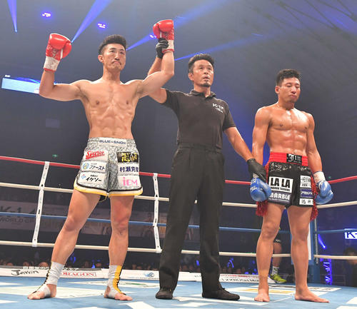 平山迅（右）に勝利した山崎秀晃（撮影・上田博志）