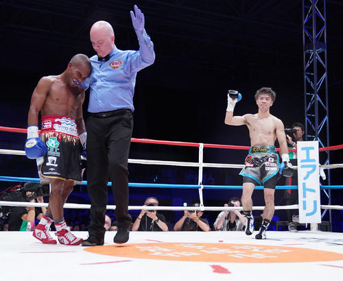 WBO世界フライ級タイトルマッチ　ジョナサン・ゴンサレス（左）から、このラウンド三度目のダウンを奪いTKO勝利にガッツポーズをする田中恒成（右）（撮影・森本幸一）