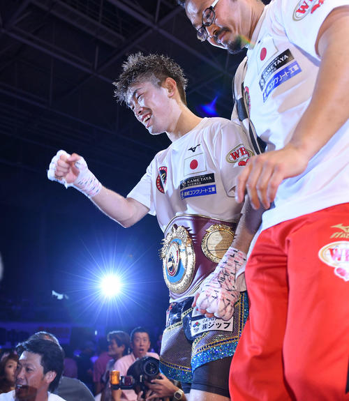 WBO世界フライ級タイトルマッチ　7R、TKO勝利に笑顔でリングを降りる田中恒成（撮影・森本幸一）
