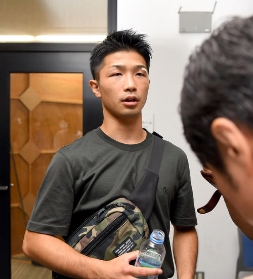 WBO世界フライ級タイトルマッチ後、取材を受ける田中恒成の兄・田中亮明（撮影・森本幸一）