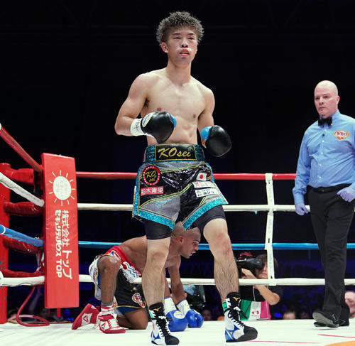 ゴンサレス（奥）から、7R1度目のダウンを奪った田中恒成（手前）（撮影・森本幸一）