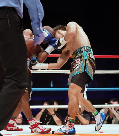 WBO世界フライ級タイトルマッチ　ゴンサレス（左）から、7R3度目のダウンを奪う田中恒成（撮影・森本幸一）