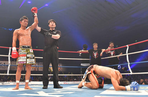 激闘を制し左手を上げられる皇治（左）と悔しさで崩れ落ちる大岩龍矢（撮影・上田博志）