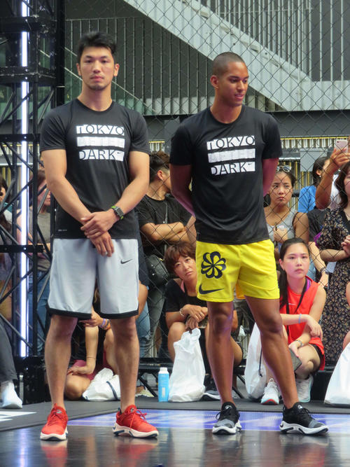 陸上男子のケンブリッジ飛鳥（右）らとナイキ主催イベントに参加したボクシングWBA世界ミドル級王者村田諒太