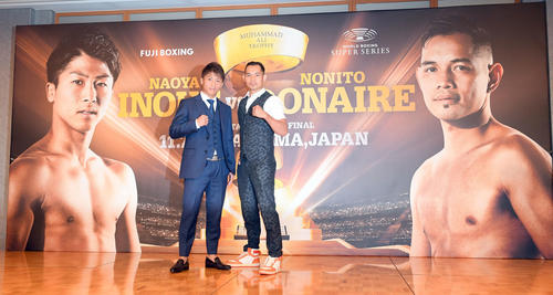 WBSSバンタム級トーナメント決勝会見でポーズを決める井上尚弥（左）と対戦者のノニト・ドネア（撮影・たえ見朱実）