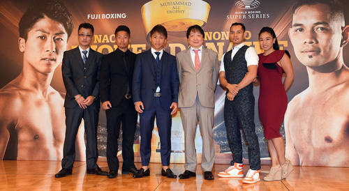 WBSSバンタム級トーナメント決勝会見に出席し記念撮影に納まる、左から井上真吾トレーナー、井上拓真、井上尚弥、大橋秀行会長、ノニト・ドネア、レイチェル・ドネア（撮影・たえ見朱実）