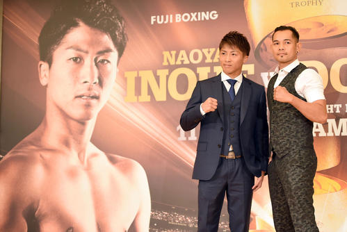 WBSSバンタム級トーナメント決勝会見でポーズを決める井上尚弥（左）と対戦者のノニト・ドネア（撮影・たえ見朱実）